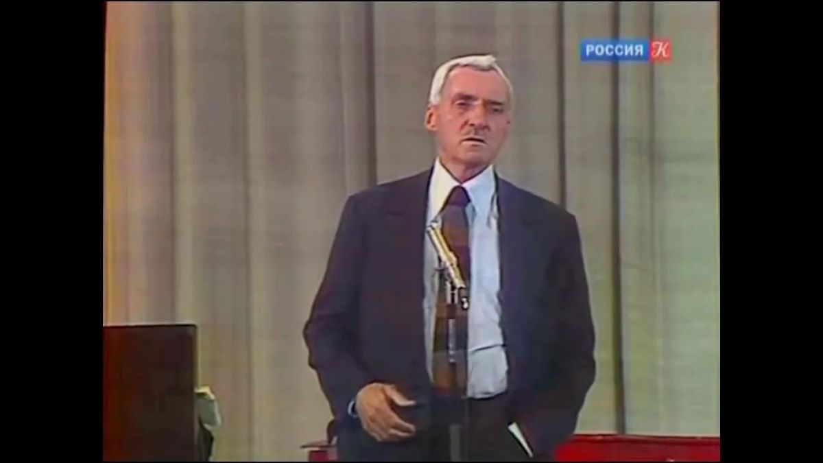 Владимир Корнилов: В этот день 80 лет назад военкоры Константин Симонов и Алексей Сурков оказались в избе под Борисовым, где старик со старухой пообещали дождаться их возвращения