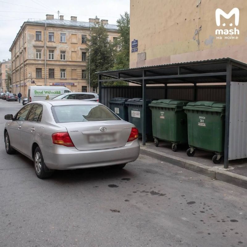 Новые правила парковки в питерских дворах — теперь штраф можно получить, если просто поставить машину перед парадной или контейнерной площадкой Новые правила парковки в питерских дворах — теперь штраф можно получить, если просто поставить машину перед парадной или контейнерной площадкой