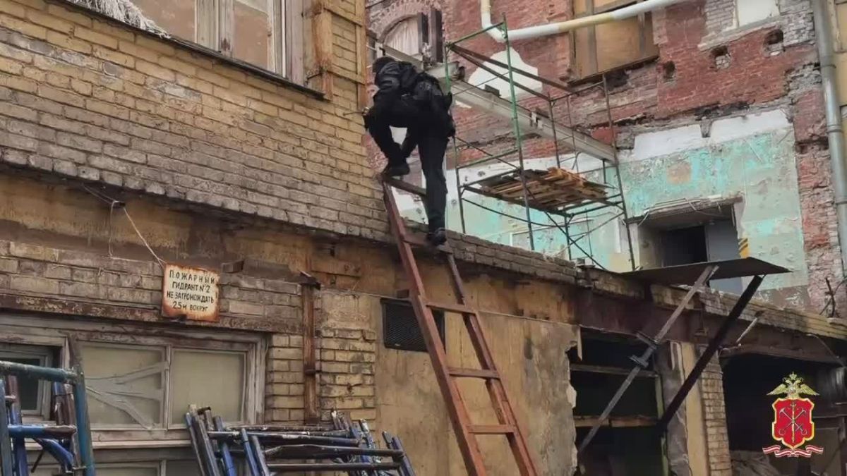 9 нелегалов поймали на реставрации исторического здания в центре Петербурга