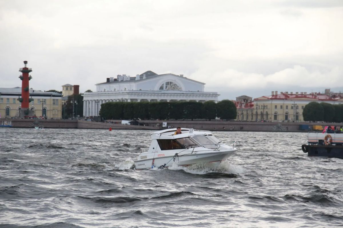 В Петербурге тёплый мокрый понедельник с ливнями и грозами