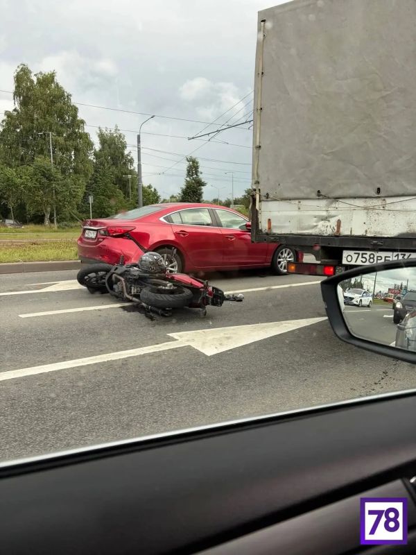 В ДТП на севере Петербурга мотоциклист столкнулся с Audi