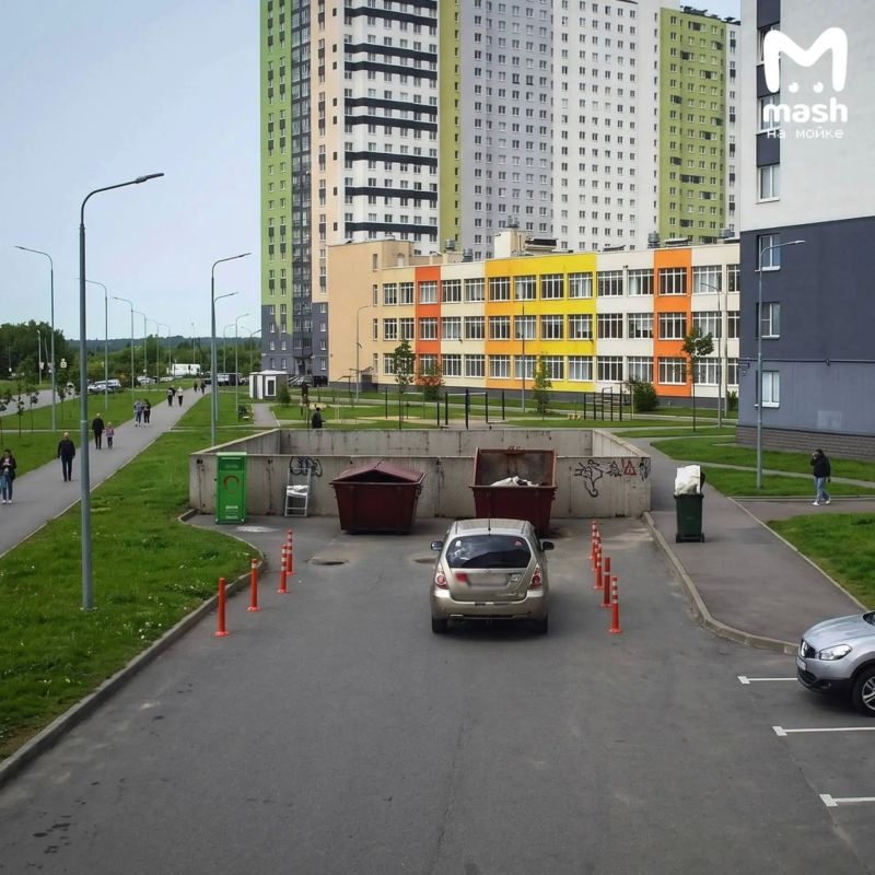 Новые правила парковки в питерских дворах — теперь штраф можно получить, если просто поставить машину перед парадной или контейнерной площадкой