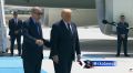 Эрдоган помогает Трампу сориентироваться на местности и ведет его под руку