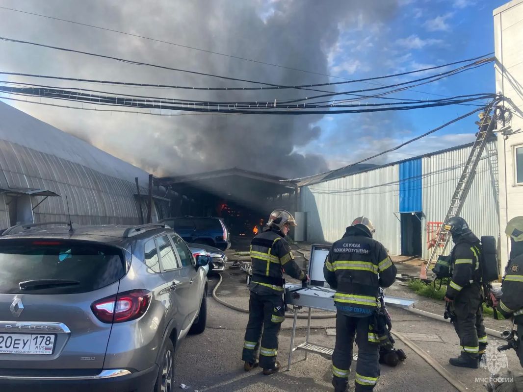 Во Фрунзенском районе Петербурга тушат крупный пожар