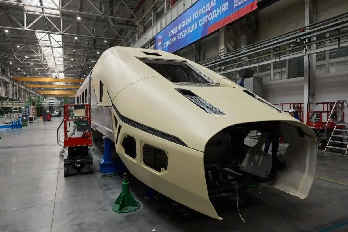 Нос поезда для ВСМ Петербург- Москва показали на предприятии «Уральские локомотивы» Нос поезда для ВСМ Петербург- Москва показали на предприятии «Уральские локомотивы»