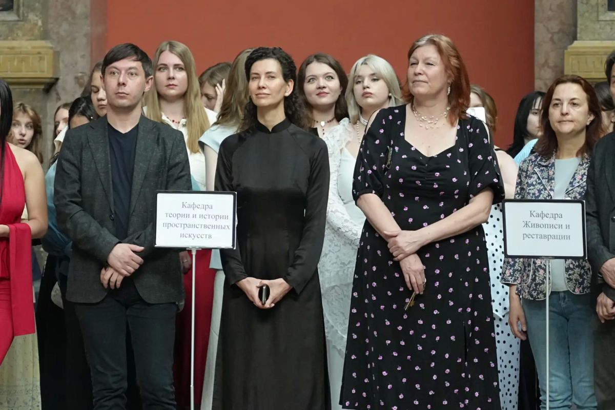 Председатель ЗакСа Александр Бельский поздравил выпускников Академии им. Штиглица с окончанием вуза Председатель ЗакСа Александр Бельский поздравил выпускников Академии им. Штиглица с окончанием вуза