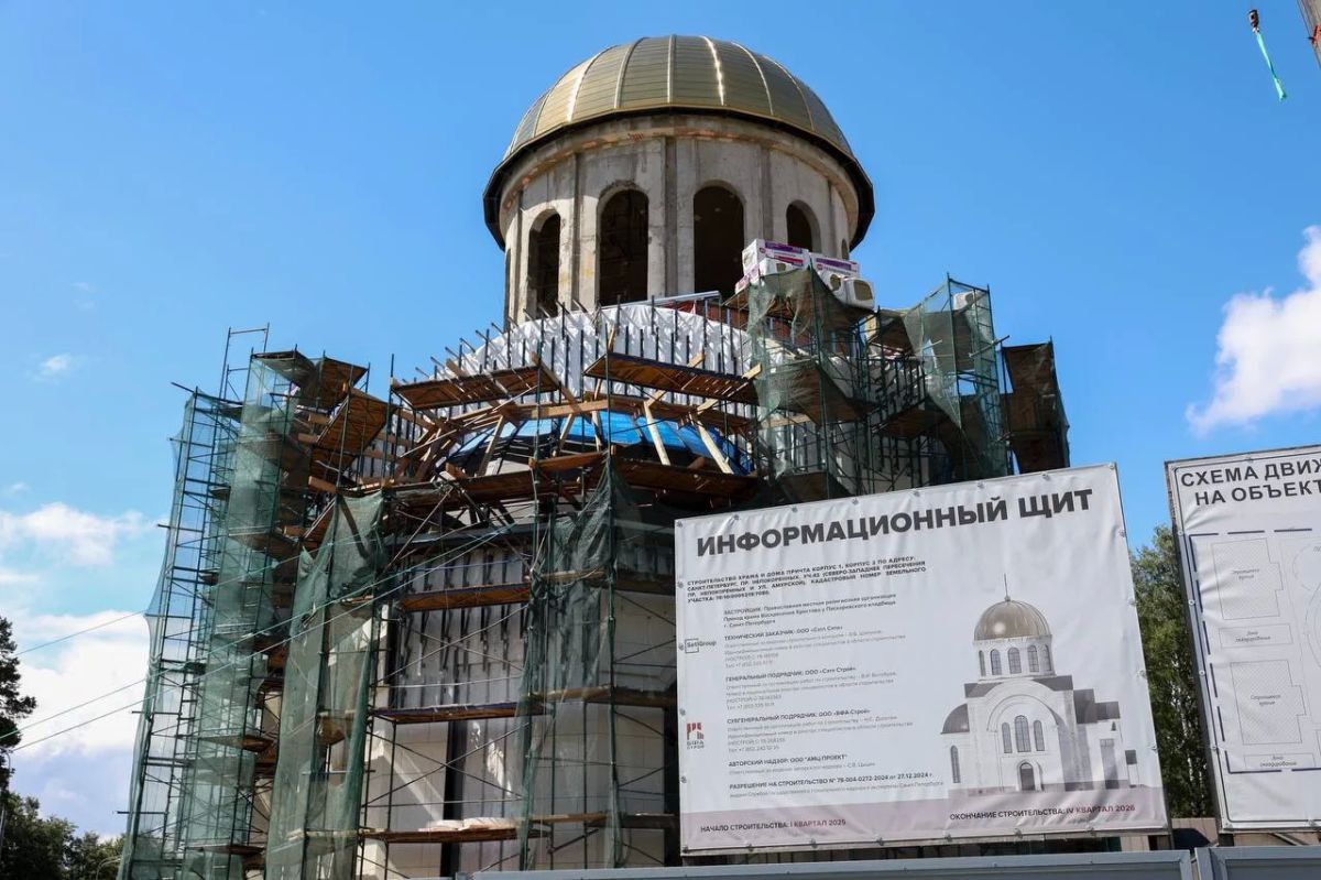 Принял участие в церемонии воздвижения креста на купол строящегося храма Воскресения Христова у Пискаревского мемориального кладбища Принял участие в церемонии воздвижения креста на купол строящегося храма Воскресения Христова у Пискаревского мемориального кладбища