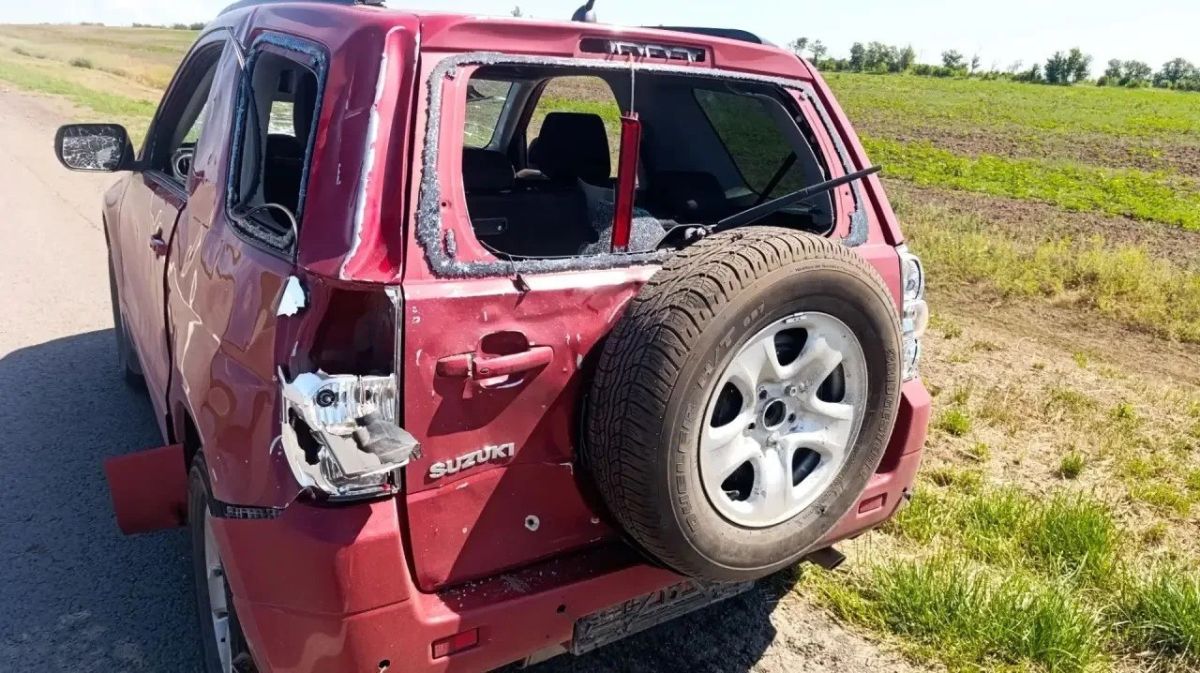 Пять ранено, один погиб. «В Лисичанске украинский беспилотник атаковал машину городской коммунальной службы. Ранения получили работники предприятия: 60-летний мужчина, 50-летняя и 52-летняя женщины» Пять ранено, один погиб. «В Лисичанске украинский беспилотник атаковал машину городской коммунальной службы. Ранения получили работники предприятия: 60-летний мужчина, 50-летняя и 52-летняя женщины»