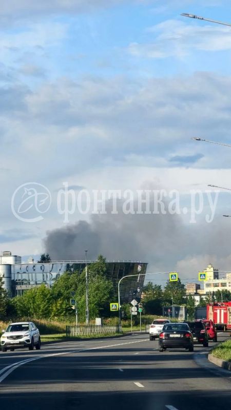 Крупный пожар во Фрунзенском районе — на Софийской, 4 загорелся ангар в промзоне рядом с улицей Салова