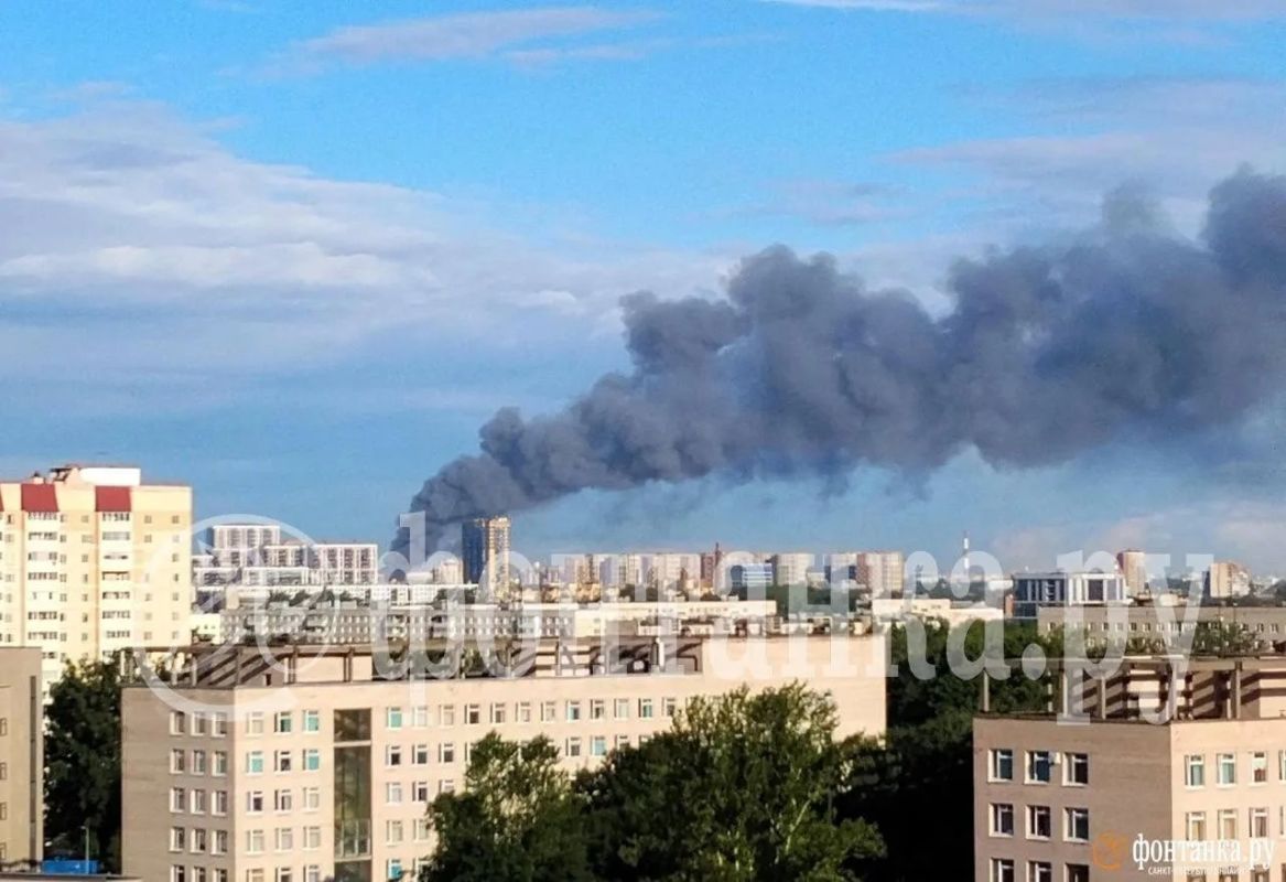 Крупный пожар во Фрунзенском районе — на Софийской, 4 загорелся ангар в промзоне рядом с улицей Салова Крупный пожар во Фрунзенском районе — на Софийской, 4 загорелся ангар в промзоне рядом с улицей Салова