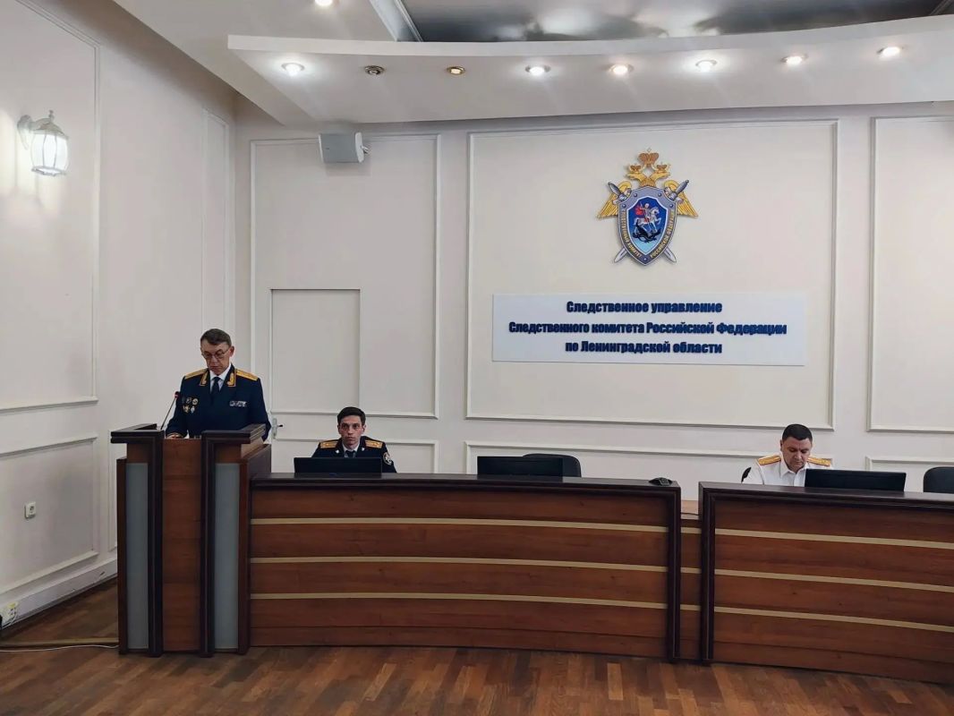Руководитель СУ СК России по Ленинградской поздравил сотрудников с Днем семьи, любви и верности Руководитель СУ СК России по Ленинградской поздравил сотрудников с Днем семьи, любви и верности