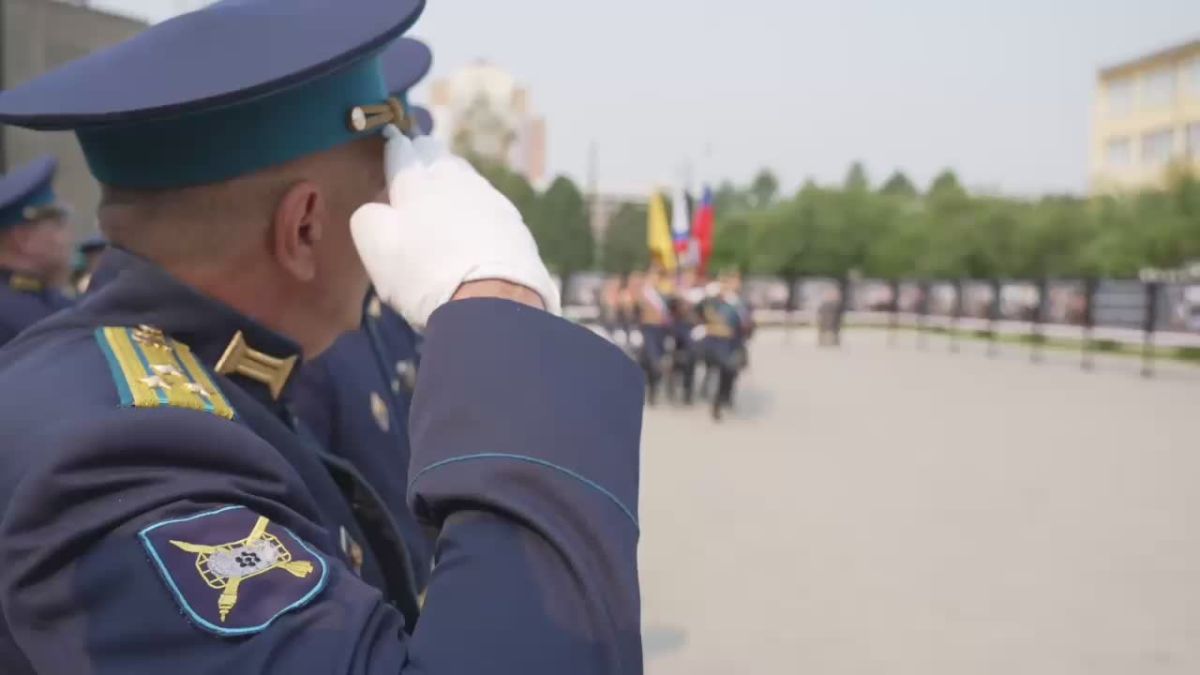 Дмитрий Медведев: Вручил дипломы с отличием выпускникам Военного учебного центра Сибирского федерального университета в Красноярске