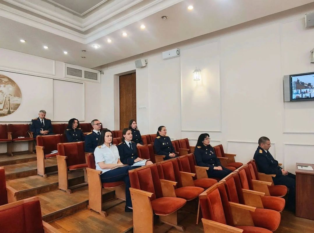 Руководитель СУ СК России по Ленинградской поздравил сотрудников с Днем семьи, любви и верности Руководитель СУ СК России по Ленинградской поздравил сотрудников с Днем семьи, любви и верности