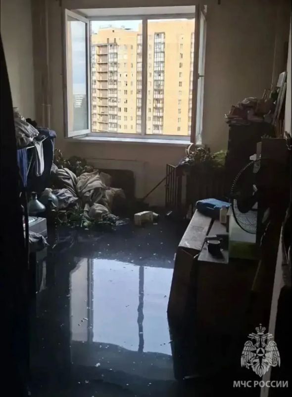 В Новом Девяткино пожарные спасли троих человек и эвакуировали 50 жителей из горящей высотки