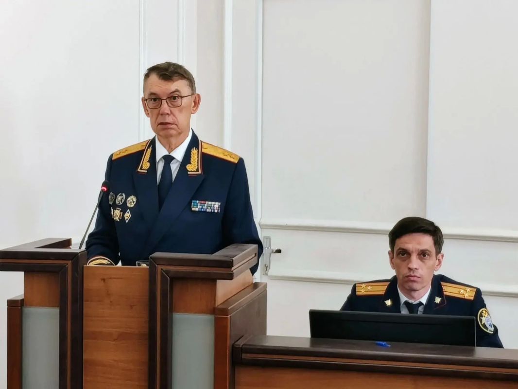 Руководитель СУ СК России по Ленинградской поздравил сотрудников с Днем семьи, любви и верности