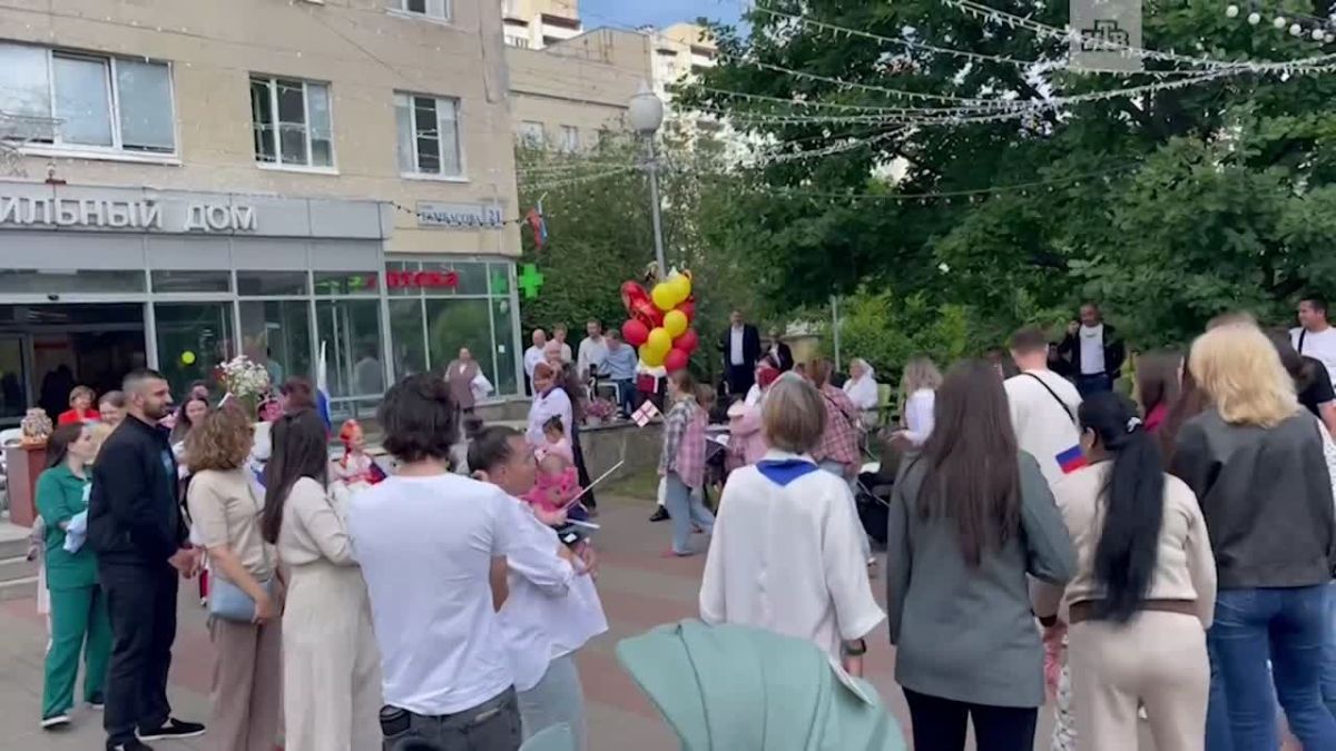 В День семьи, любви и верности роддом № 10 собрал на праздник мам и деток
