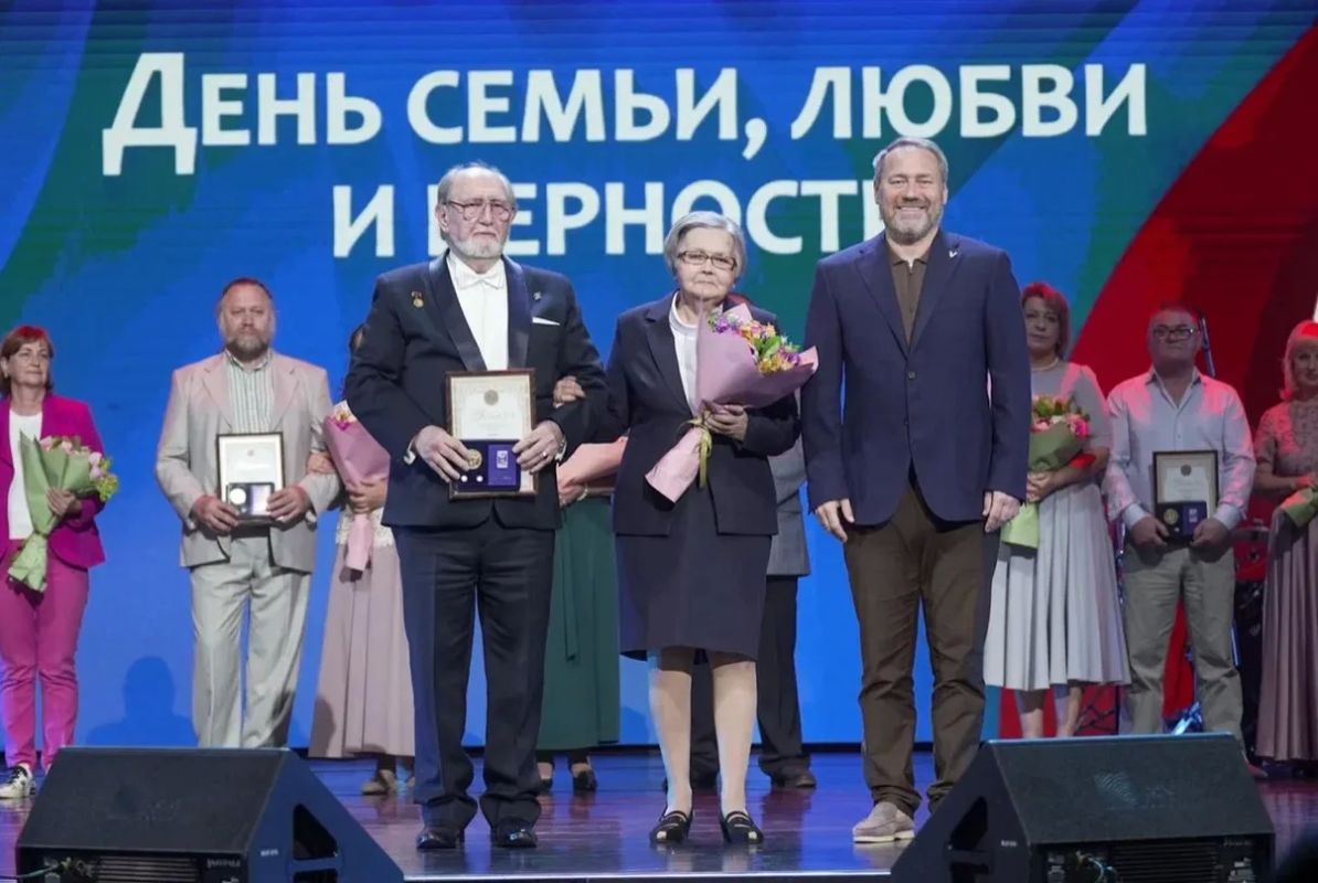 В завершение праздника — концерт в БКЗ «Октябрьский» В завершение праздника — концерт в БКЗ «Октябрьский»