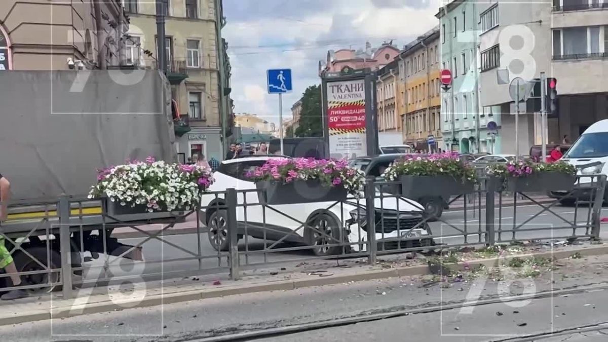 Легковушка снесла светофор и ограждение на Лиговском проспекте