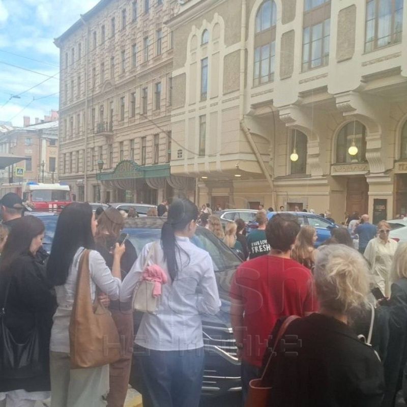 Пожарную тревогу объявили в ТЦ "Пассаж" на Невском