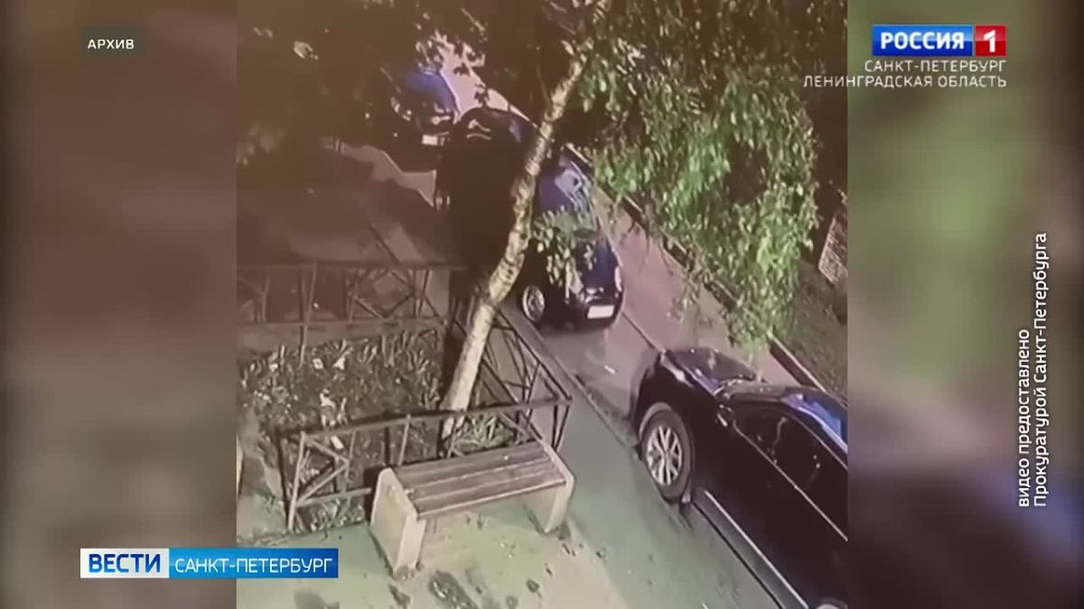 Житель Приморского района после ссоры с девушкой повредил три припаркованных автомобиля