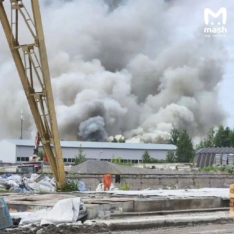 Мощный пожар в Металлострое — над промзоной поднялся густой чёрный дым, в воздухе стоит сильный запах горелой резины