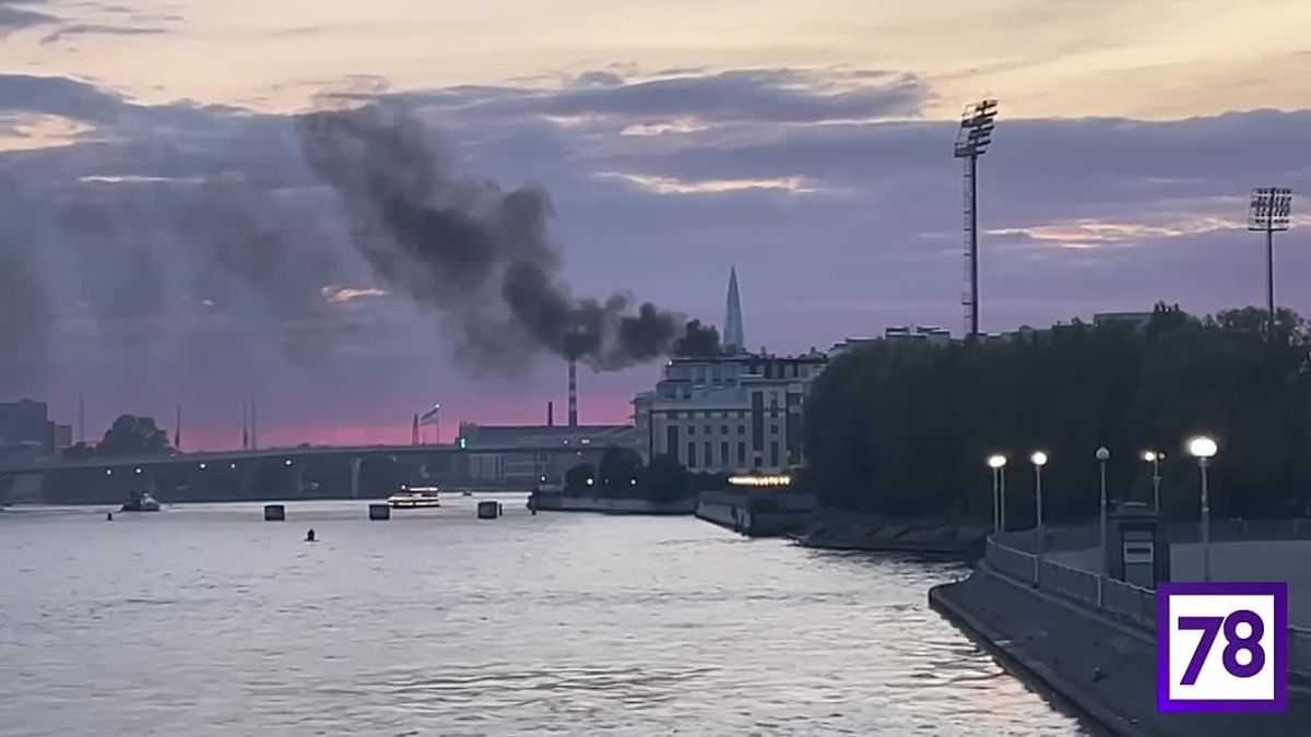 На Петровском острове загорелась крыша строящегося премиального комплекса «17/33»
