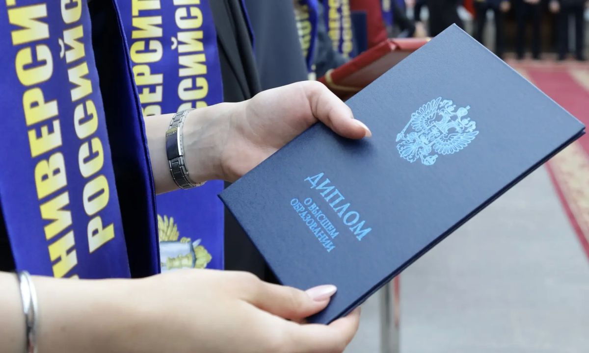 В Петропавловской крепости состоялась торжественная церемония вручения дипломов выпускникам Санкт-Петербургского филиала Университета прокуратуры Российской Федерации В Петропавловской крепости состоялась торжественная церемония вручения дипломов выпускникам Санкт-Петербургского филиала Университета прокуратуры Российской Федерации