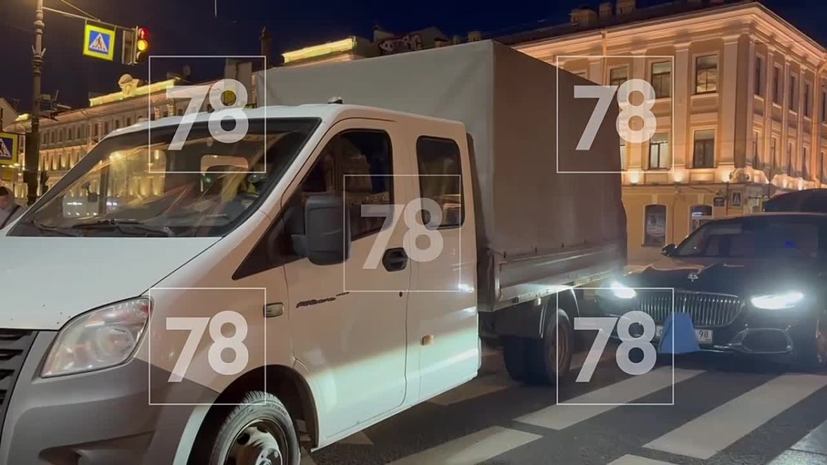 Майбах против «Газели»: в центре Петербурга элитное авто столкнулось с грузовиком