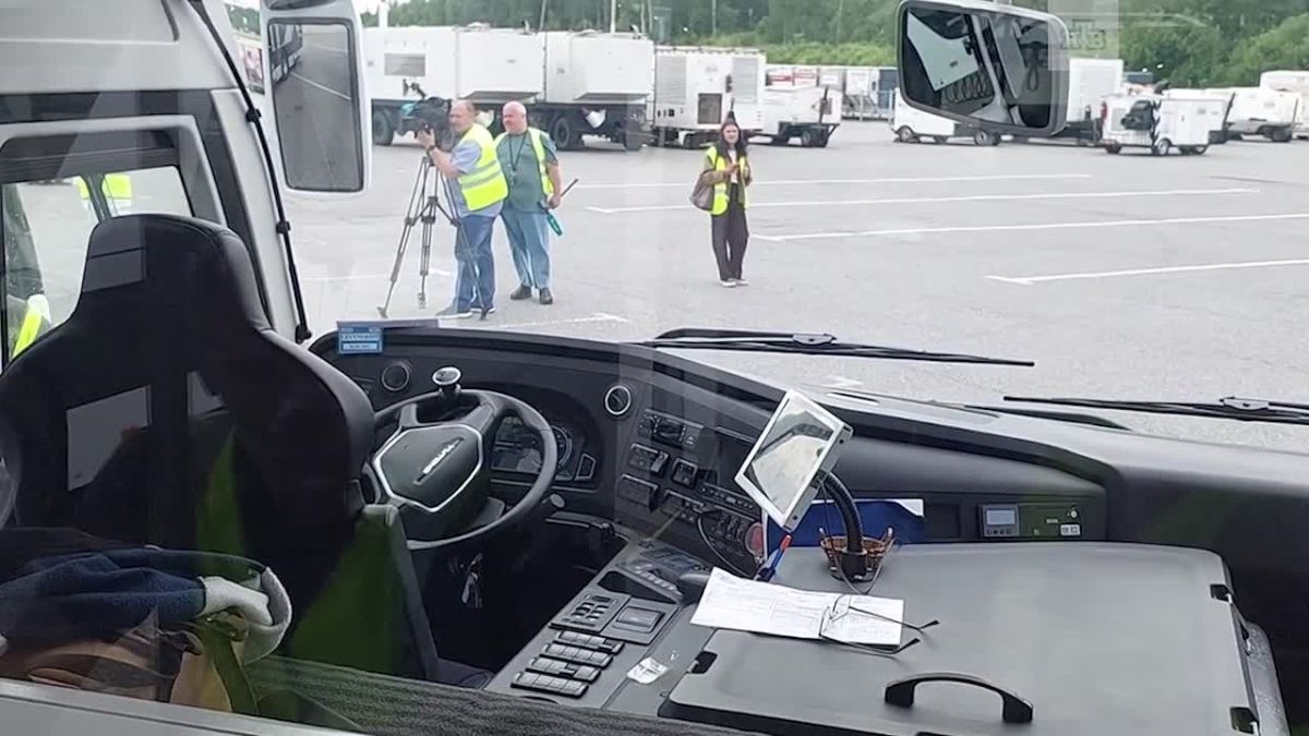 В Пулково показали новые перронные автобусы
