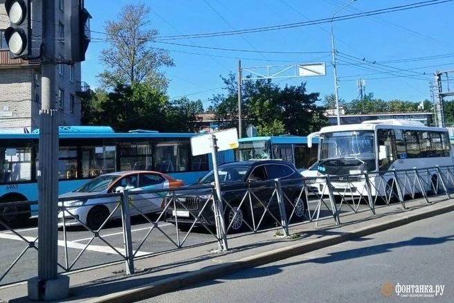 Сразу пять автобусов стали участниками аварий в разных районах Петербурга Сразу пять автобусов стали участниками аварий в разных районах Петербурга