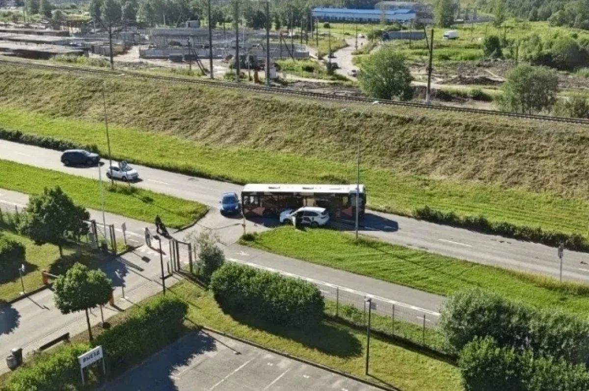 Авария с автобусом и двумя легковушками перекрыла Пулковское шоссе