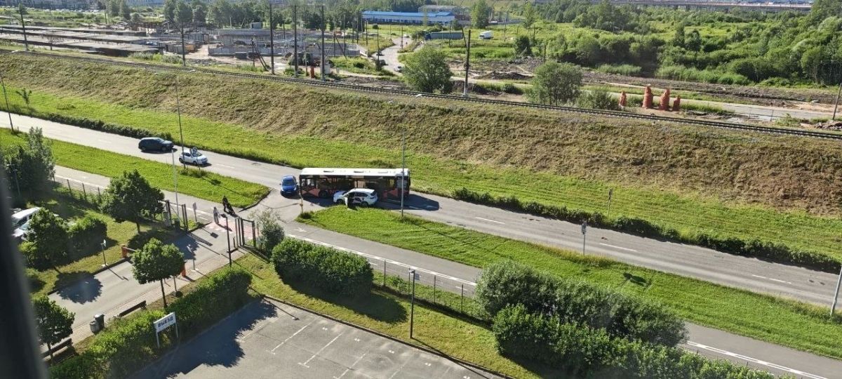 Движение по Пулковскому шоссе оказалось заблокировано из-за ДТП с автобусом