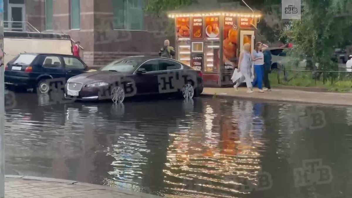 В Приморском районе потоп. На улице Уточкина и Комендантской площади разлились реки