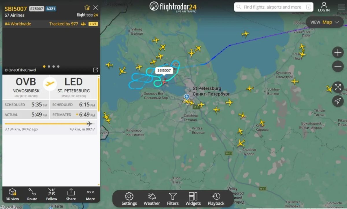 Самолёты закружили над Петербургом