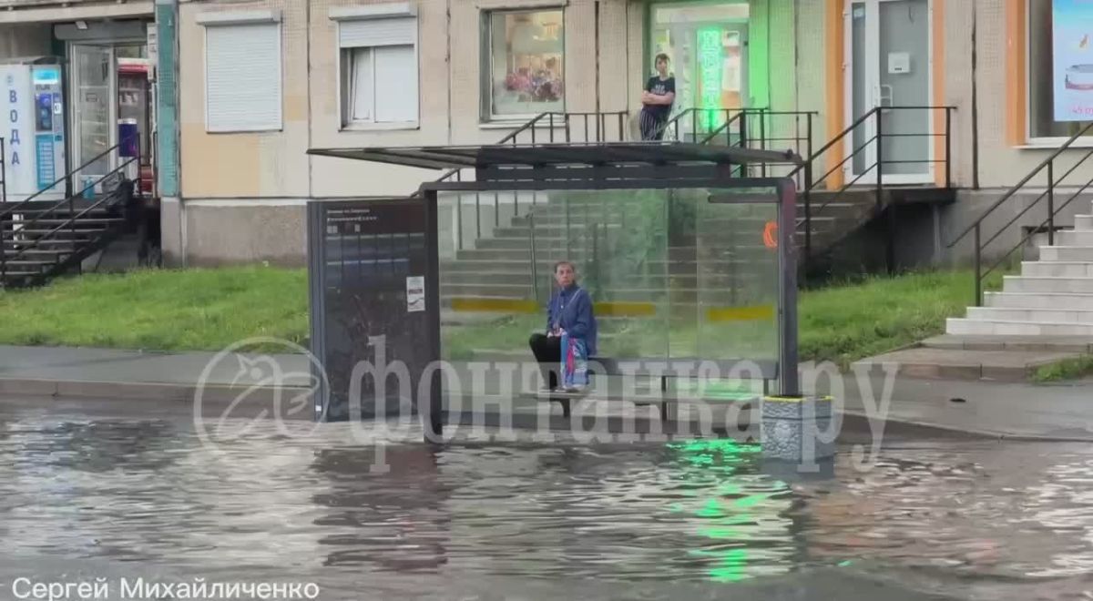 Улицу Уточкина затопило. Вышедшие из автобуса пассажиры спасались на остановках, а потом и с них