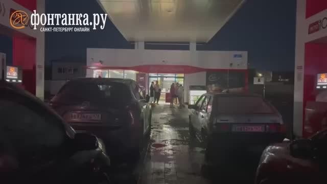 200 человек семь часов простояли в очереди на заправке «Лукойл» в Узигонтах