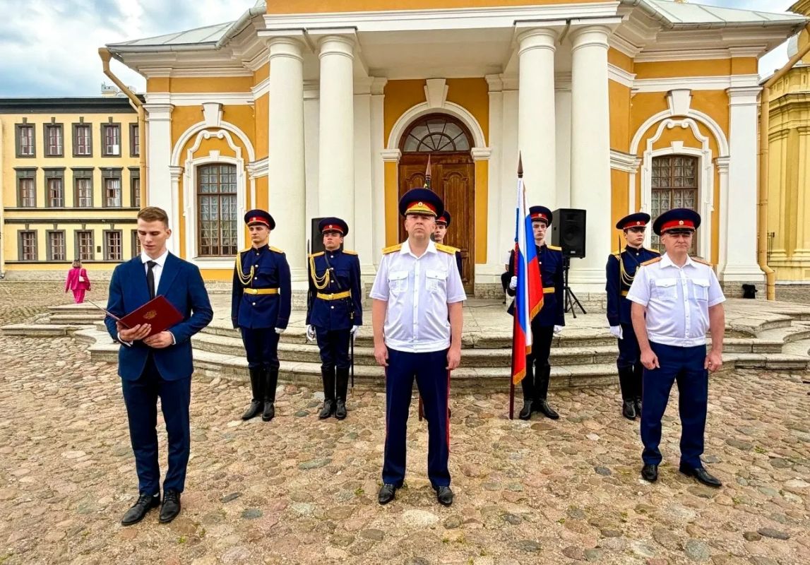 Молодые следователи ГСУ СК России по городу СанктПетербургу принесли присягу Молодые следователи ГСУ СК России по городу СанктПетербургу принесли присягу
