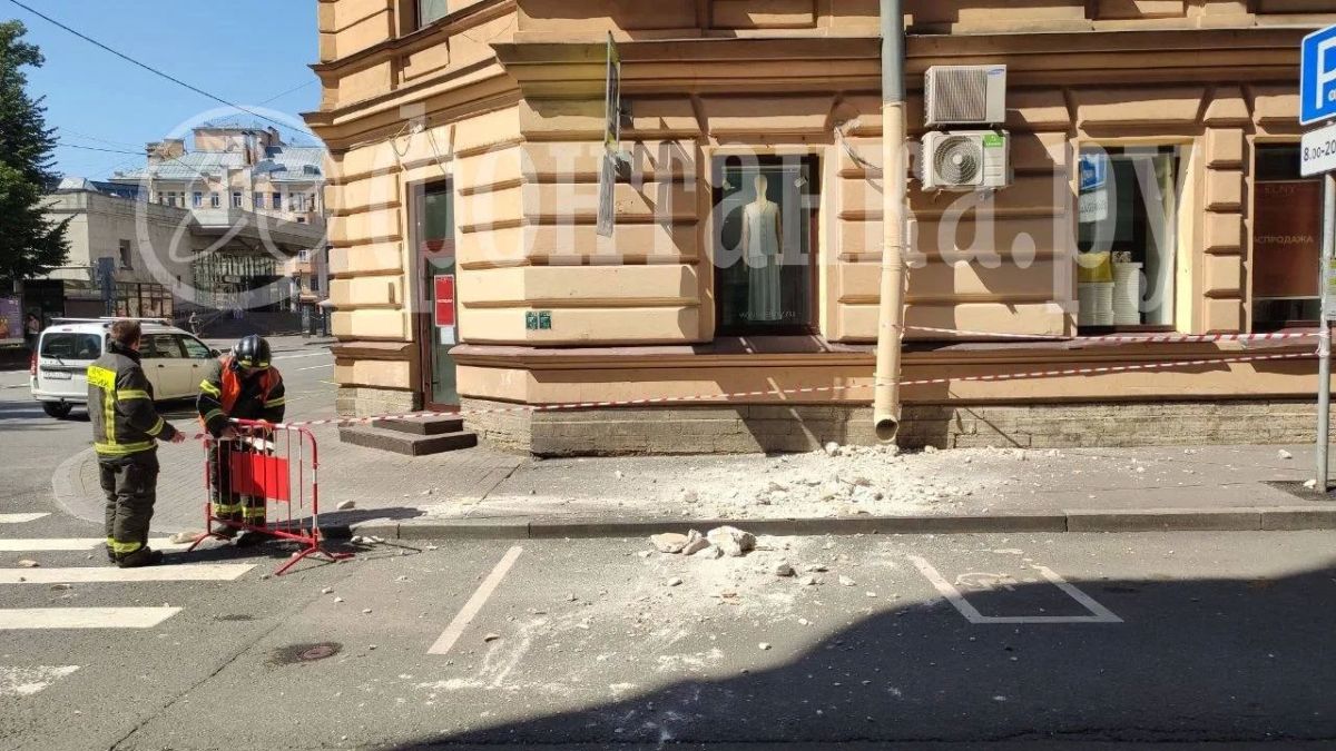 На Большой Зелениной, 13 обрушился фрагмент фасада На Большой Зелениной, 13 обрушился фрагмент фасада