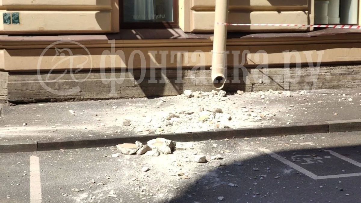На Большой Зелениной, 13 обрушился фрагмент фасада
