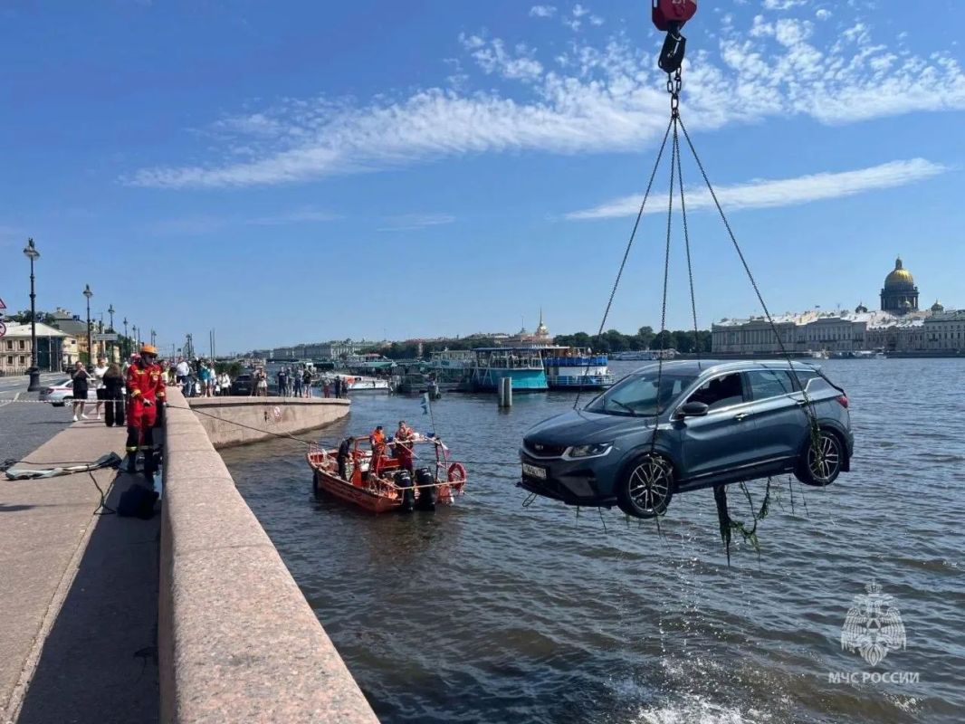 Утонувший автомобиль на Университетской набережной подняли из воды Утонувший автомобиль на Университетской набережной подняли из воды
