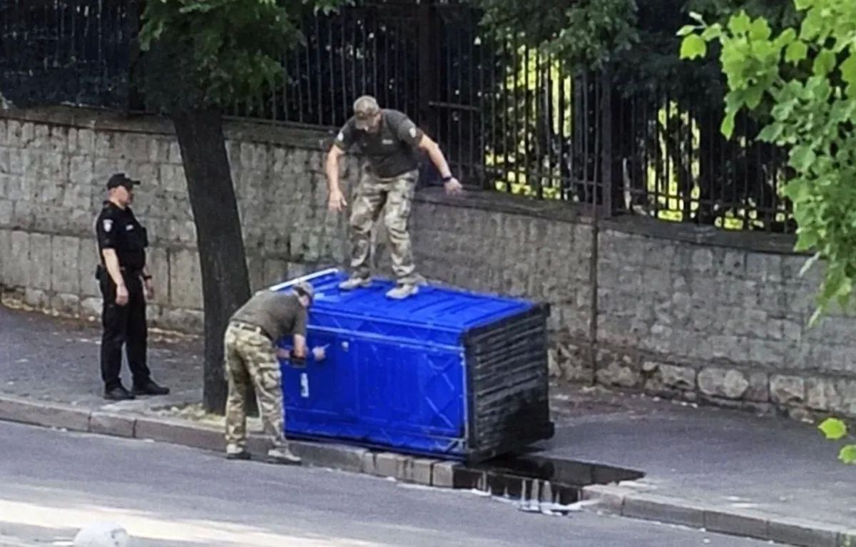 Едва ли найдутся другие кадры, которые настолько же точно передают картину исполнения Конституции и защиты прав человека на Украине Едва ли найдутся другие кадры, которые настолько же точно передают картину исполнения Конституции и защиты прав человека на Украине