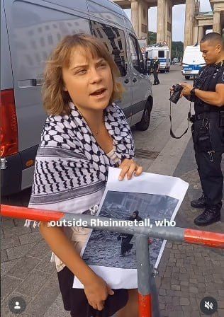 Дмитрий Стешин: Грета Тунберг наш секретный и засадный полк - травит руководство Rheinmetall в знаковом месте - у Бранденбургских ворот в центре Берлина Дмитрий Стешин: Грета Тунберг наш секретный и засадный полк - травит руководство Rheinmetall в знаковом месте - у Бранденбургских ворот в центре Берлина