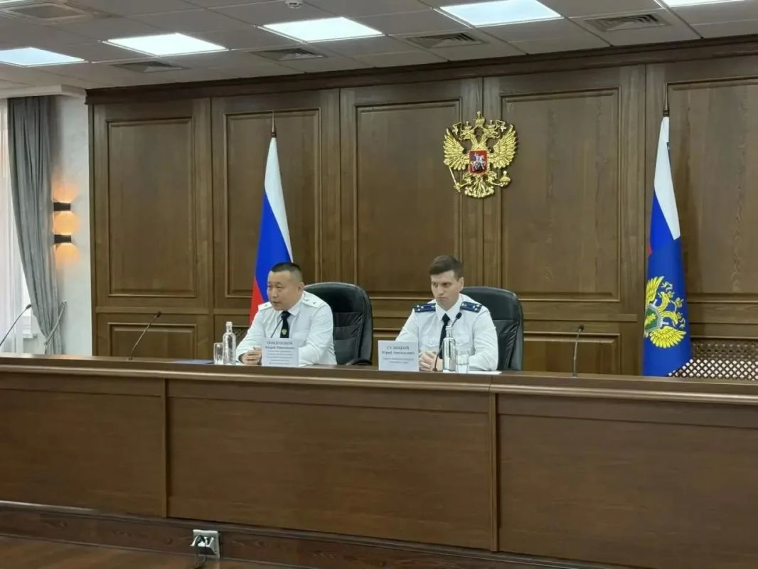Начальник управления Генпрокуратуры России по ДФО Андрей Мондохонов представил первого заместителя прокурора Приморского края Юрия Сулицкого Начальник управления Генпрокуратуры России по ДФО Андрей Мондохонов представил первого заместителя прокурора Приморского края Юрия Сулицкого