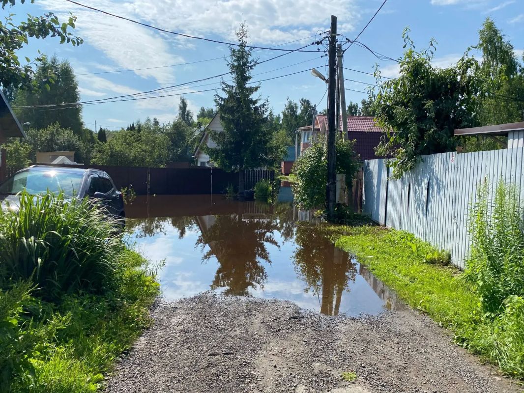 Двух пенсионеров эвакуировали после разлива реки Лубья в Петербурге