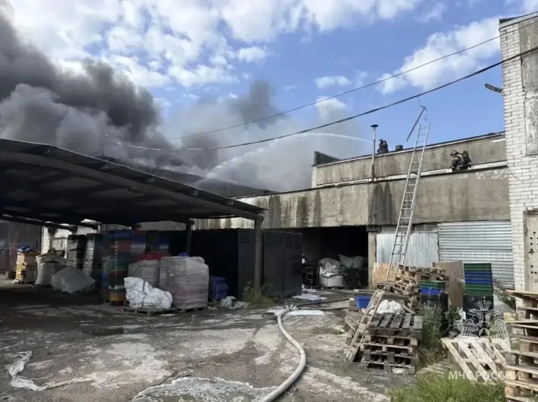 Крупный пожар произошел в Ломоносовском районе Крупный пожар произошел в Ломоносовском районе