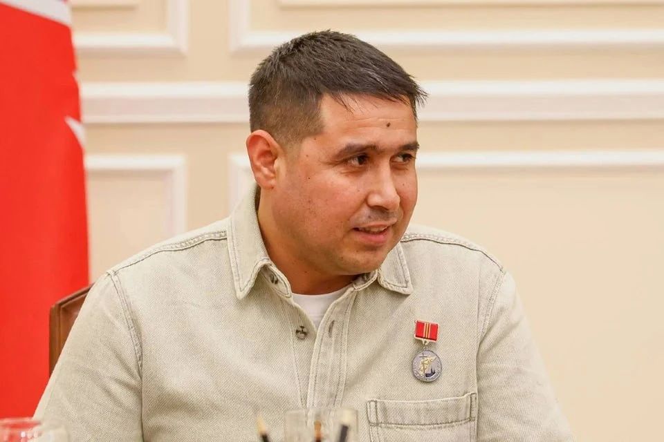 Узбекистанец Хайрулло Ибадуллаев, спасший ребёнка в Петербурге, получил премию "Все для Победы!", передаёт