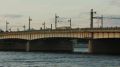 Сегодня рабочие приступили к обновлению дорожного полотна на Литейном мосту