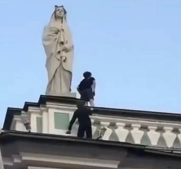 Росгвардия сняла руферов с крыши Зимнего дворца