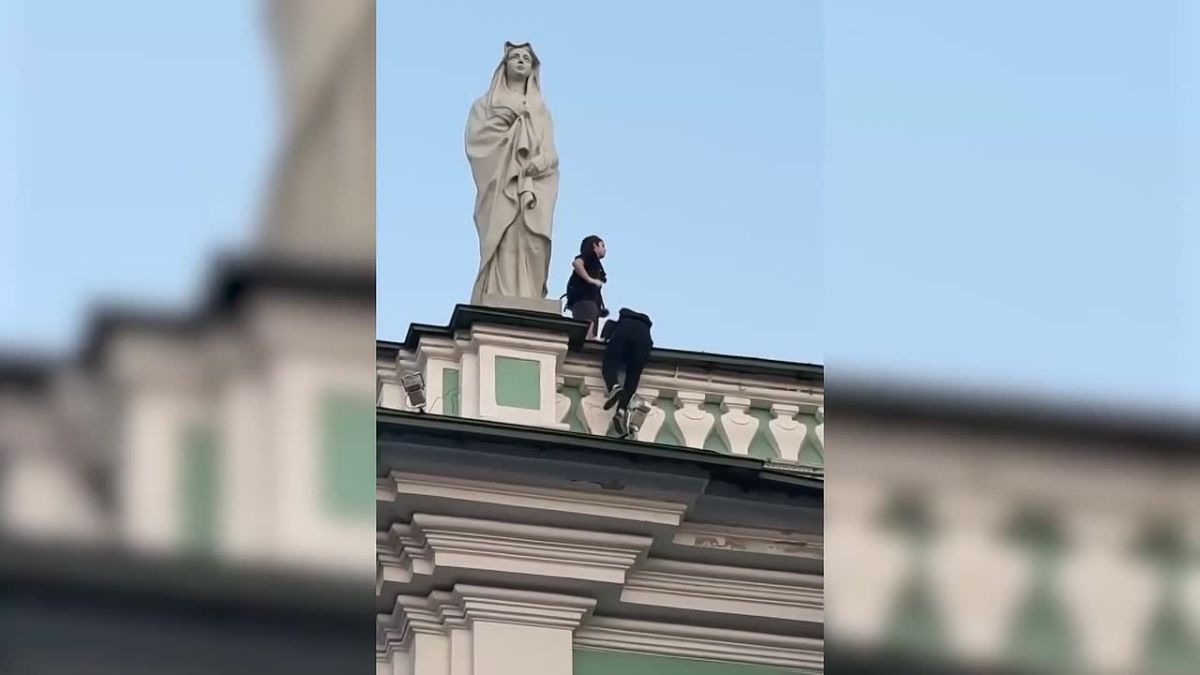 Росгвардейцы сняли руферов с крыши Эрмитажа