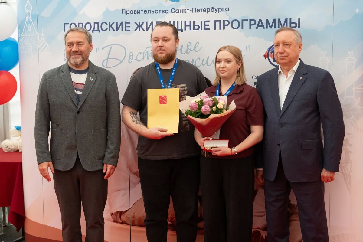 Губернатор города Александр Беглов и Председатель Законодательного Cобрания Александр Бельский вручили ключи и документы от новых квартир участникам программы «Доступное жильё» Губернатор города Александр Беглов и Председатель Законодательного Cобрания Александр Бельский вручили ключи и документы от новых квартир участникам программы «Доступное жильё»